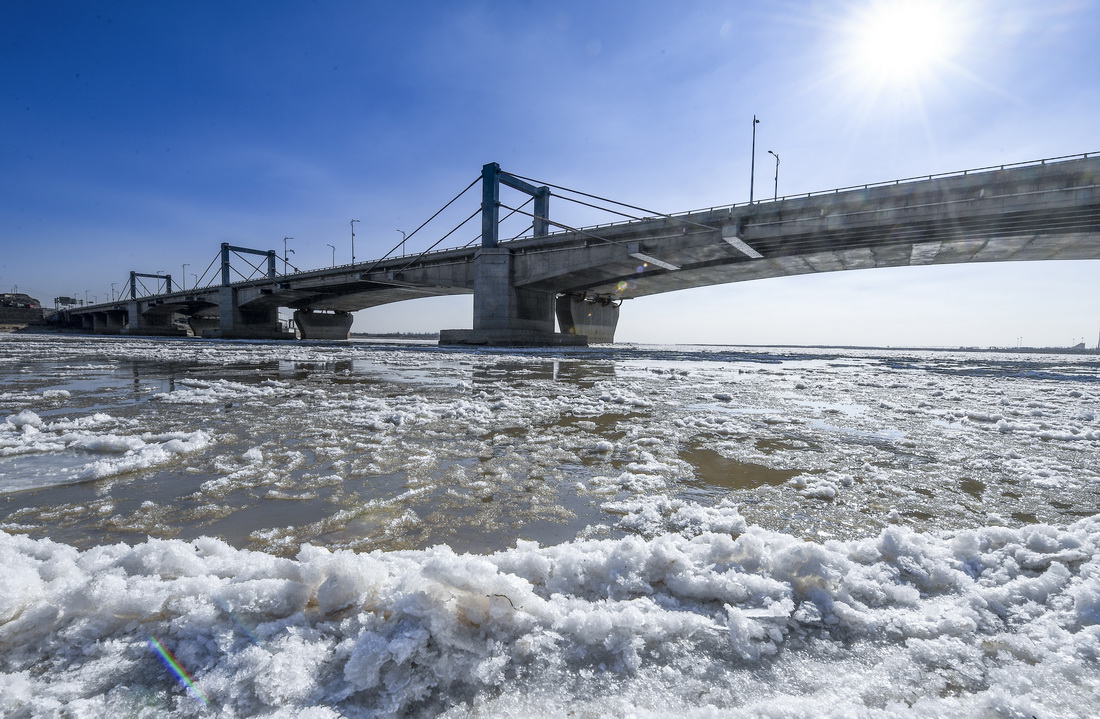 这是12月26日在宁夏石嘴山黄河大桥附近拍摄的黄河流凌。
