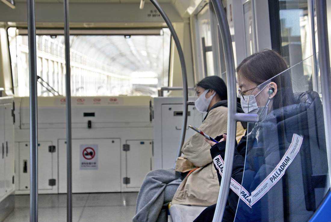 12月26日，市民乘坐北京地鐵燕房線無人駕駛地鐵列車。