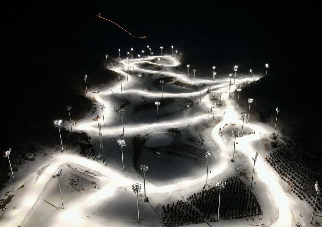 这是12月23日拍摄的张家口赛区国家冬季两项中心的赛道（无人机照片）。