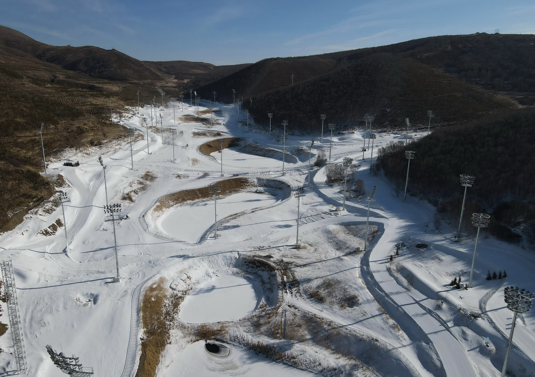 这是12月23日拍摄的张家口赛区国家冬季两项中心的赛道（无人机照片）。