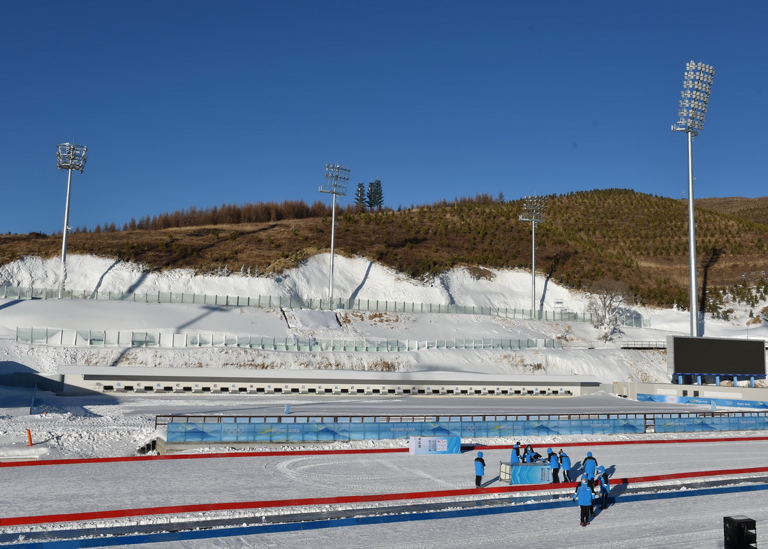 12月27日，工作人员在张家口赛区国家冬季两项中心工作。