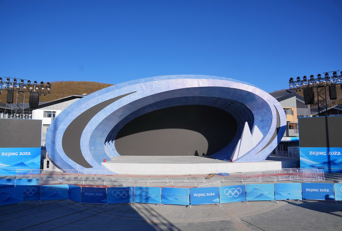 这是12月28日拍摄的北京冬奥会和冬残奥会张家口赛区颁奖广场舞台。