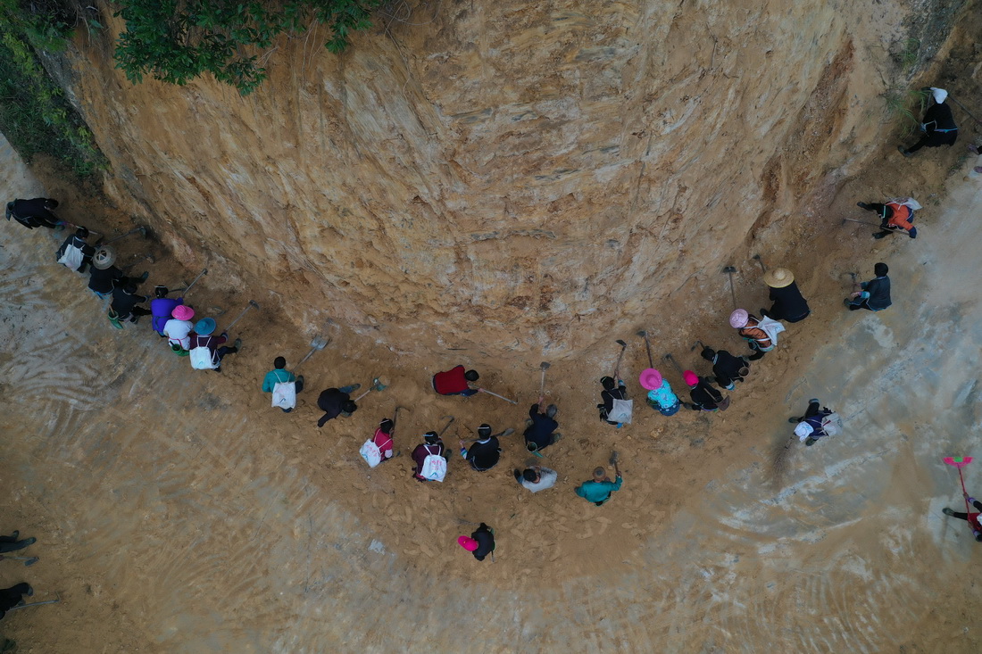 烏英苗寨村民在修路（無人機照片，10月28日攝）。新華社記者 黃孝邦 攝