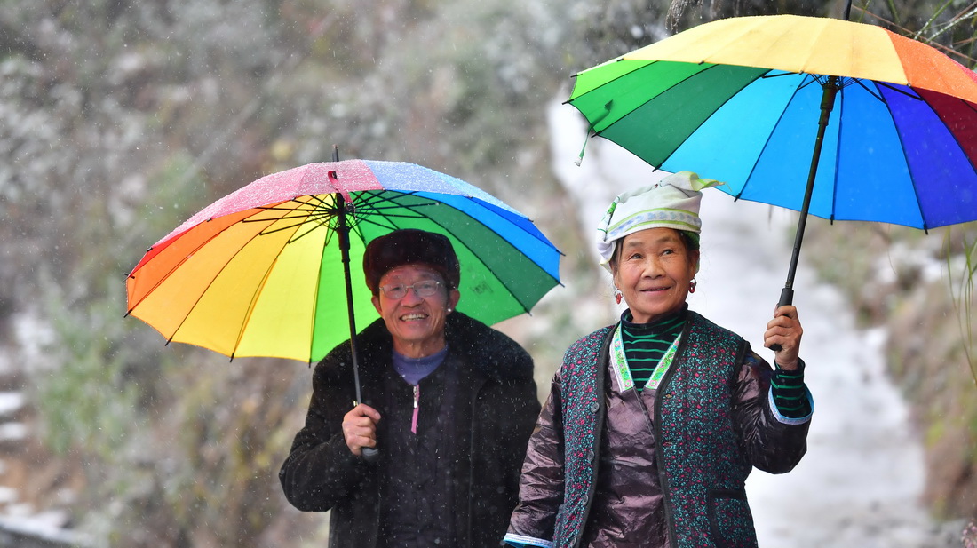 在烏英苗寨，村民梁安合和妻子梁英迷在賞雪（12月26日攝）。新華社記者 黃孝邦 攝