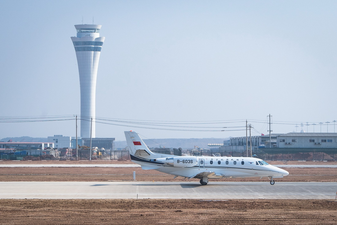 12月29日，校飞飞机在鄂州花湖机场降落滑行。