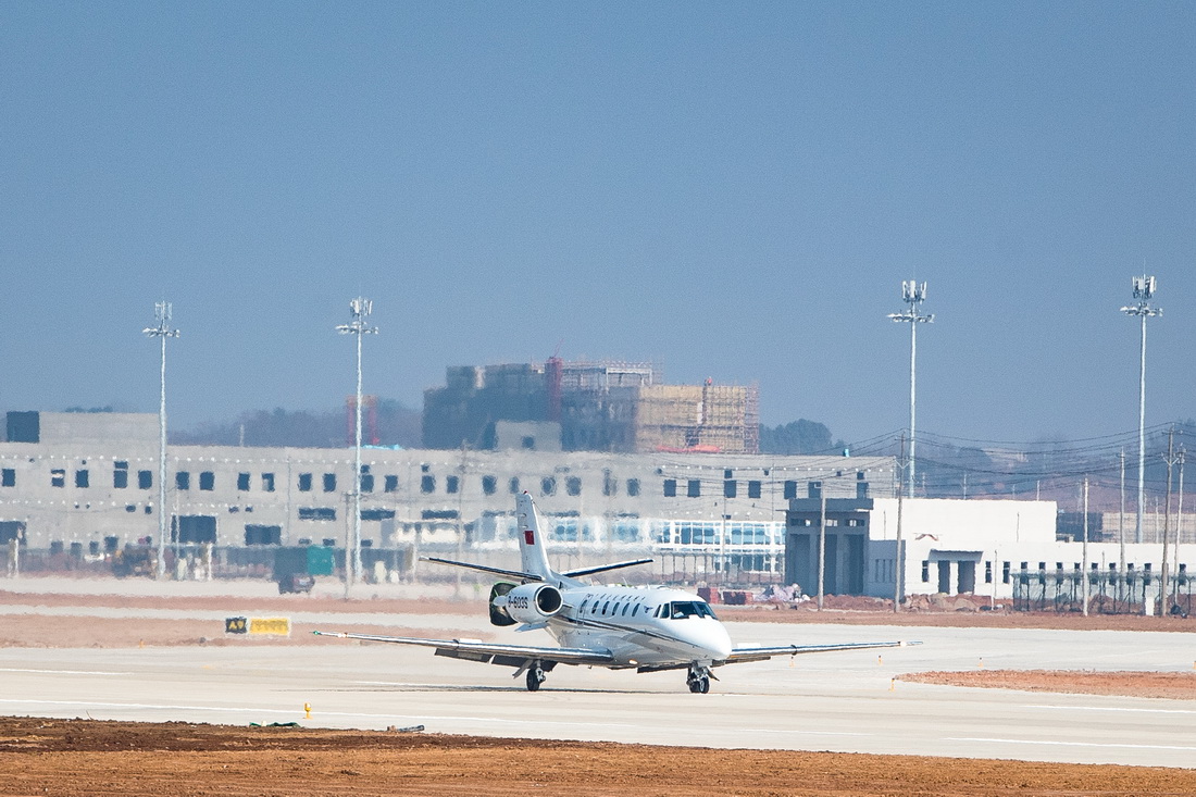 12月29日，校飞飞机在鄂州花湖机场降落滑行。