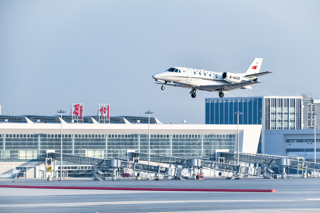 12月29日，校飞飞机在鄂州花湖机场飞行。