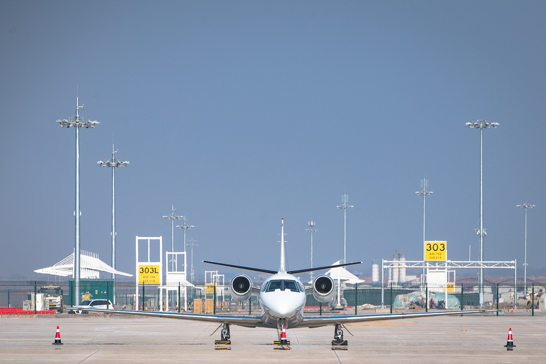 12月29日，校飞飞机停在鄂州花湖机场停机坪上。