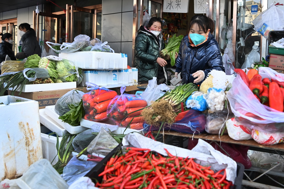 12月29日，市民在西安市碑林區一家生活超市選購蔬菜。