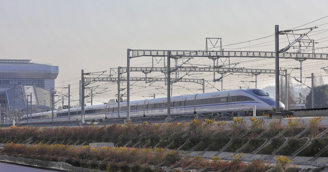 12月30日，一列高鐵列車行駛在安徽懷寧縣境內。新華社發（江勝 攝）