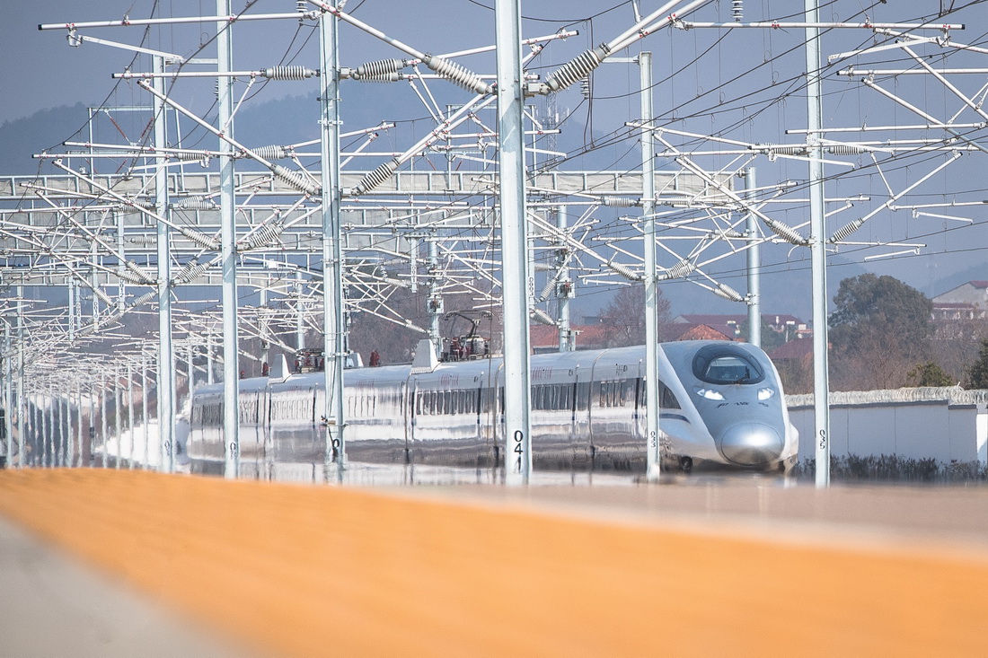 12月30日，安九鐵路G4659次列車即將抵達黃梅東站。新華社記者 肖藝九 攝