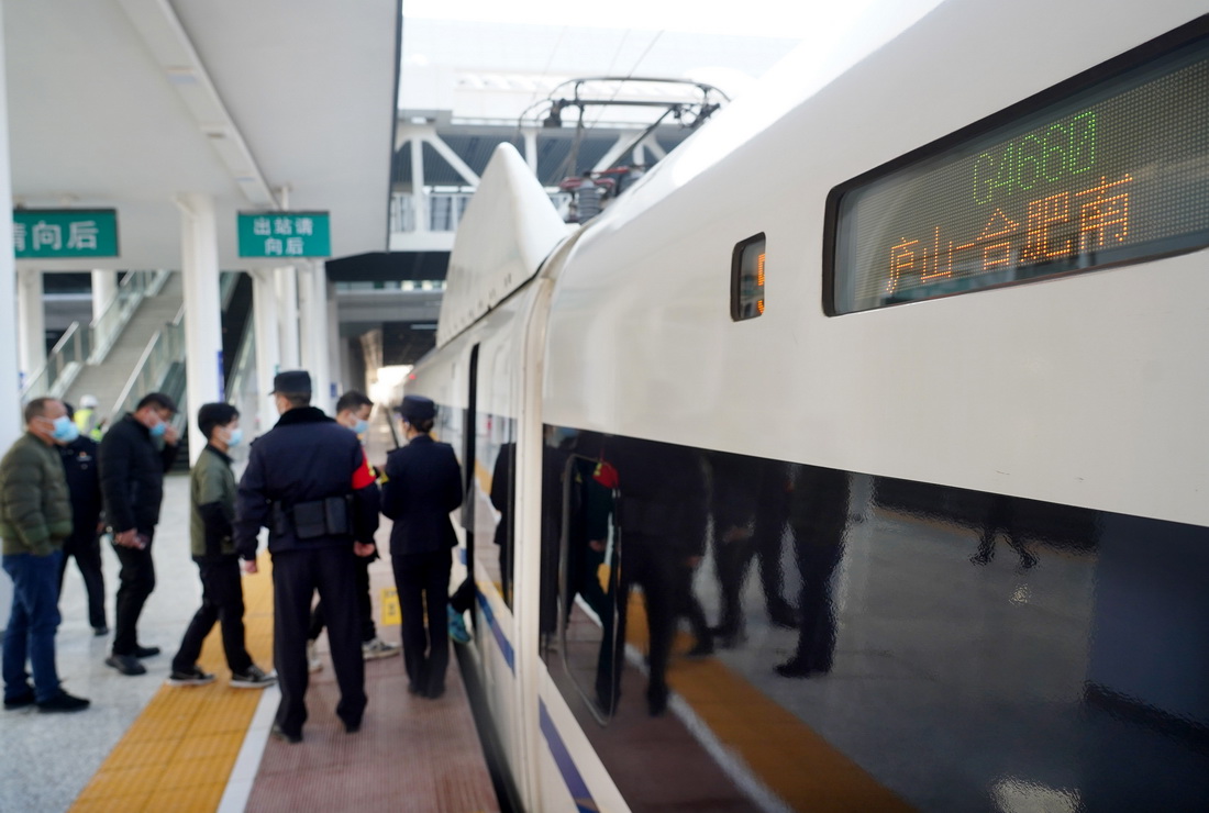 12月30日，乘客在廬山站登上安九高鐵G4660次列車。新華社記者 萬象 攝