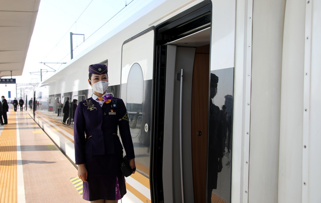 12月30日，合肥南至深圳北的G4791次列車停靠在宿鬆東站。新華社記者 曹力 攝