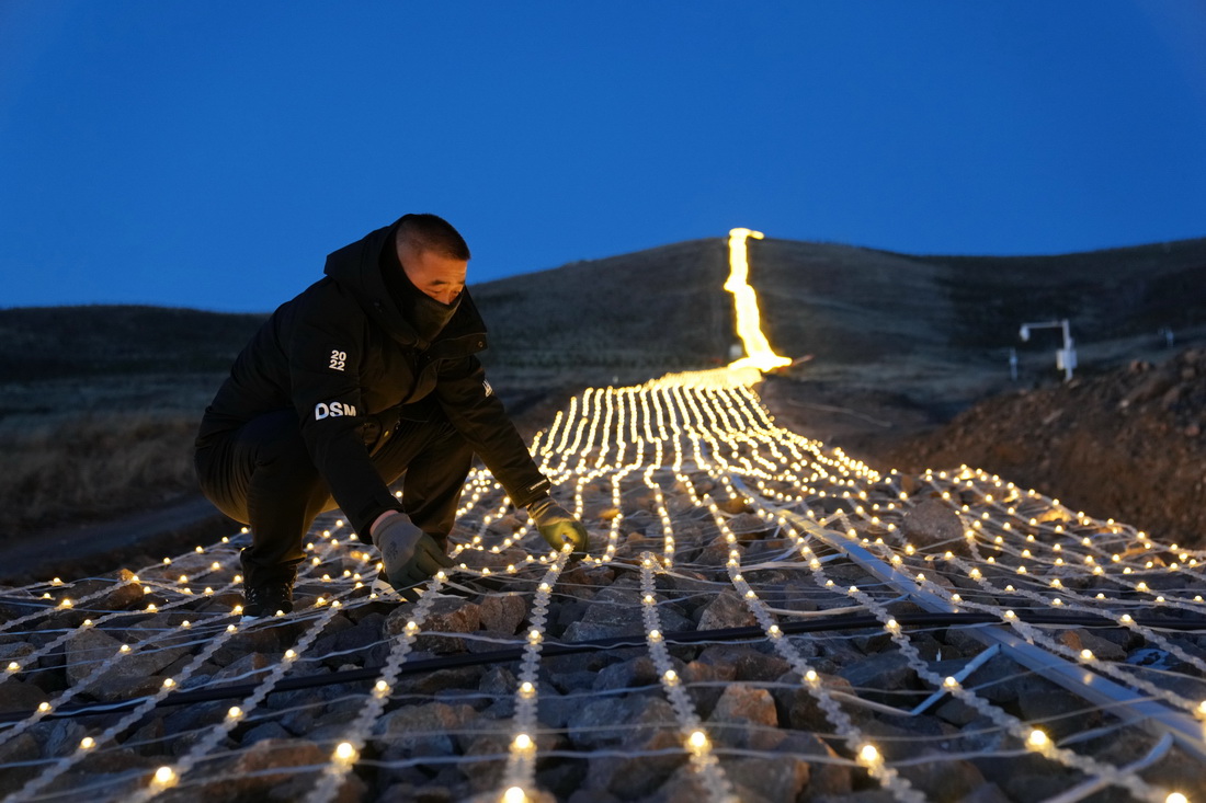 12月30日，工作人員在崇禮長城景觀展示亮化工程現場檢查燈帶。新華社記者 牟宇 攝
