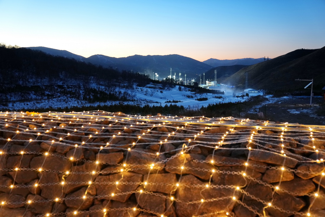這是12月30日拍攝的崇禮長城景觀展示亮化工程現場，遠處為國家越野滑雪中心（無人機照片）。新華社記者 牟宇 攝