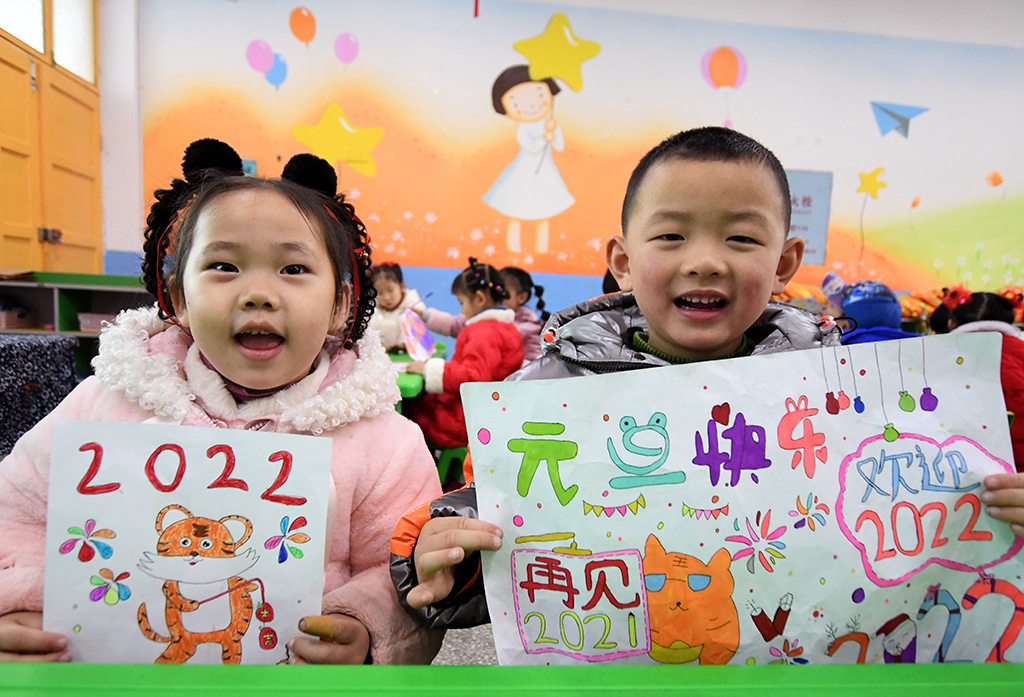 12月31日，湖南省邵陽市城步苗族自治縣一家幼兒園的小朋友展示自己繪制的迎新年畫作。新華社發（嚴欽龍攝）