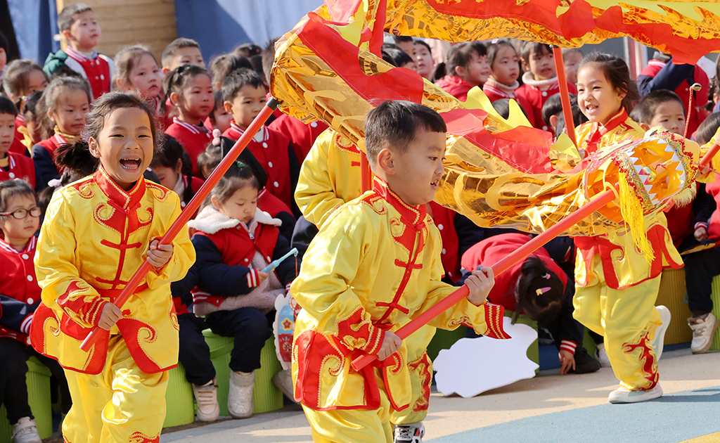 12月31日，浙江省湖州市德清縣浙江工業大學附屬秋山幼兒園的孩子舞龍迎新年。新華社發（謝尚國攝）