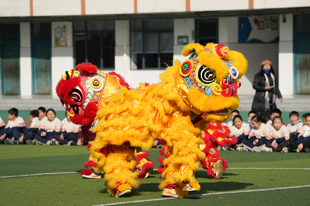 12月31日，在安徽省合肥市蚌埠路第二小學，學生們開展“舞龍慶元旦，虎娃迎新春”活動。新華社記者 杜宇 攝