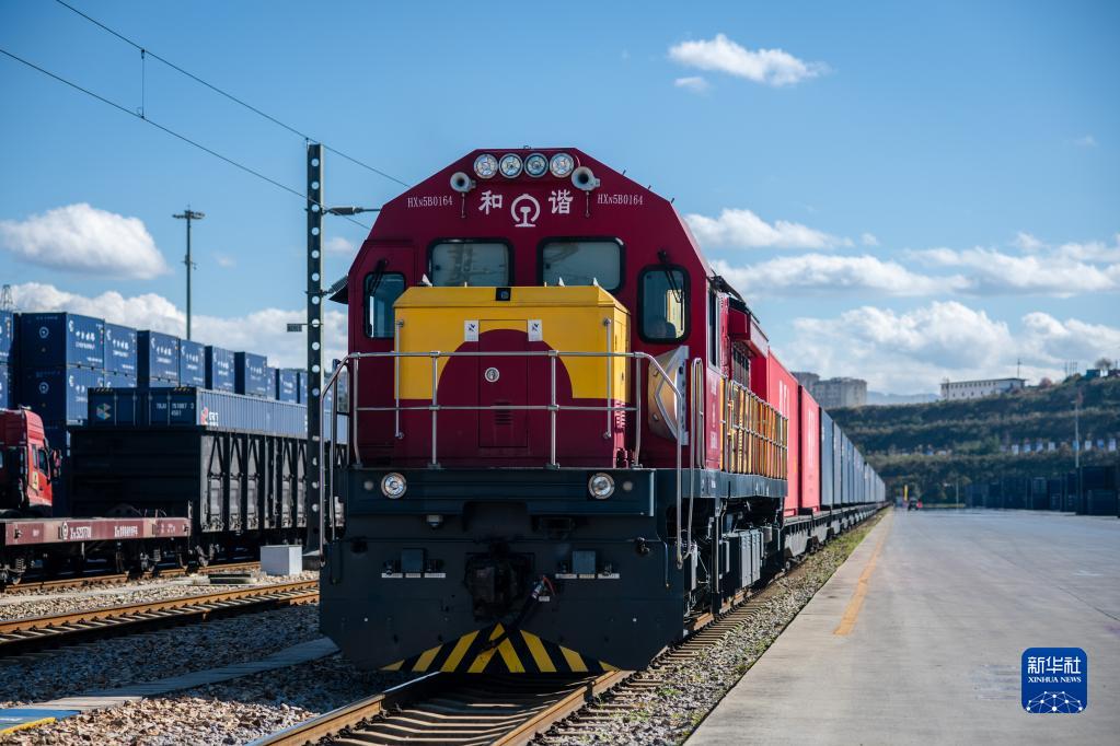 中老鐵路新年首趟國際貨物列車發車