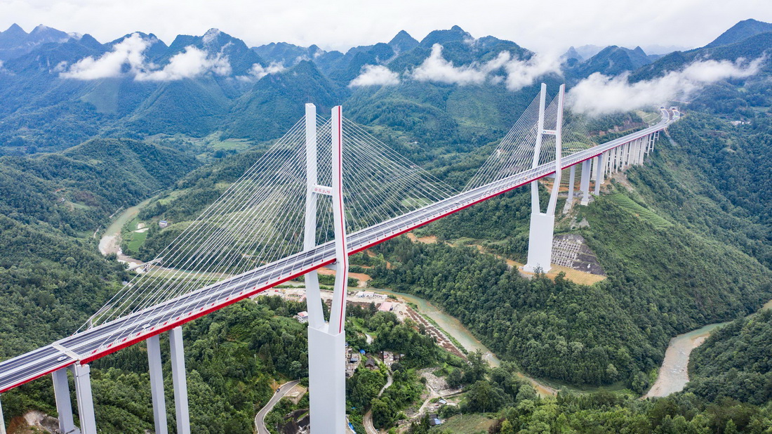 这是贵州都匀至安顺高速公路云雾大桥（2021年6月28日摄，无人机照片）。新华社记者 陶亮 摄