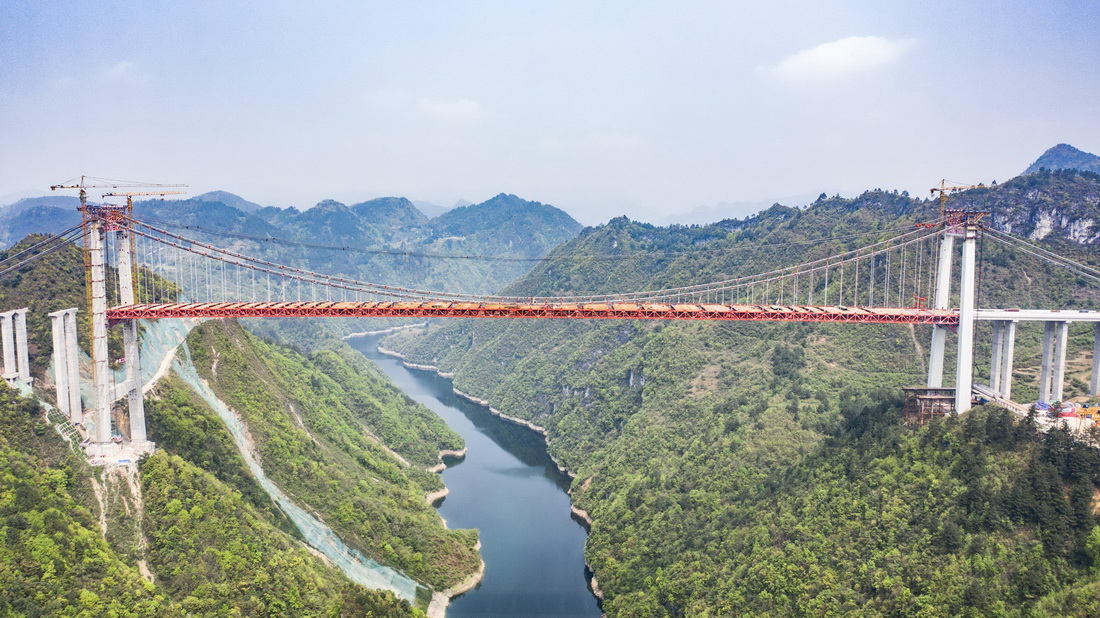 这是贵州贵阳至黄平高速公路阳宝山特大桥（2021年3月27日摄，无人机照片）。新华社记者 陶亮 摄