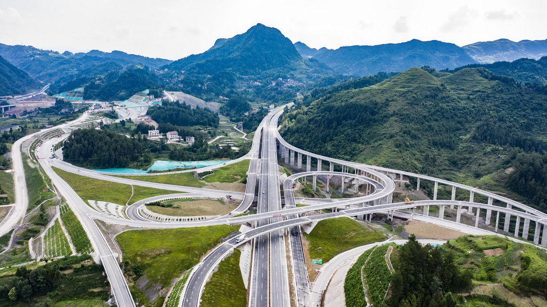 这是贵州石阡至玉屏高速公路花桥互通（2021年6月17日摄，无人机照片）。新华社记者 陶亮 摄