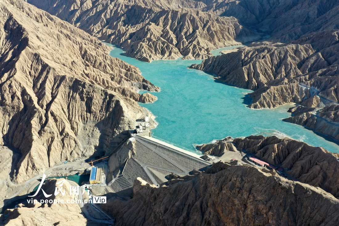 2021年12月31日，在新疆巴音郭楞蒙古自治州若羌县拍摄的若羌河水利枢纽工程。