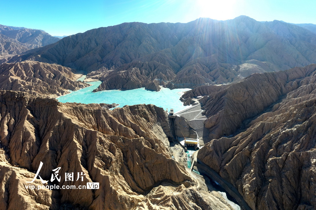 2021年12月31日，在新疆巴音郭楞蒙古自治州若羌縣拍攝的若羌河水利樞紐工程。