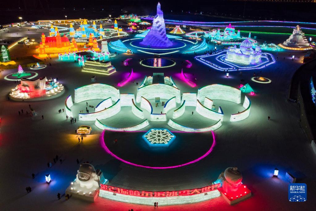 1月2日，游客在哈爾濱冰雪大世界園區游玩（無人機照片）。新華社記者 張濤 攝