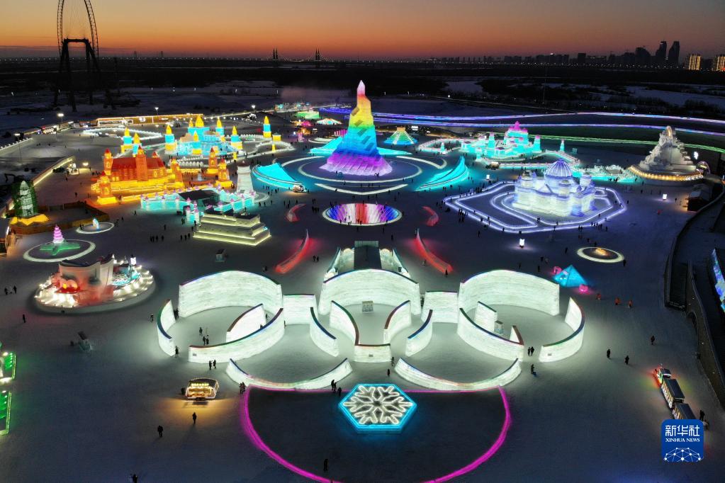 1月2日，游客在哈爾濱冰雪大世界園區游玩（無人機照片）。新華社記者 張濤 攝
