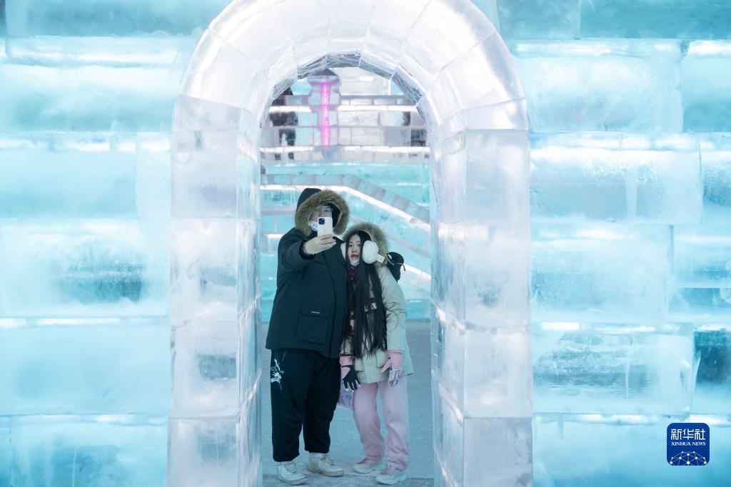 1月2日，游客在哈尔滨冰雪大世界园区游玩。新华社记者 张涛 摄