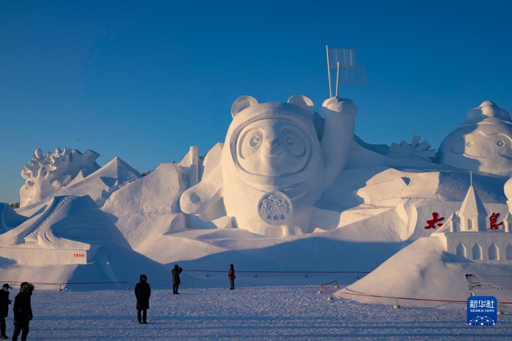 1月2日，在太陽島雪博會園區，游客在雪雕前游覽。新華社記者 張濤 攝