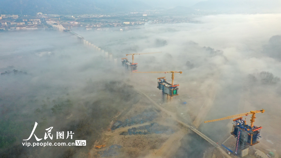 浙江台州：杭温铁路仙居特大桥在云雾中延伸