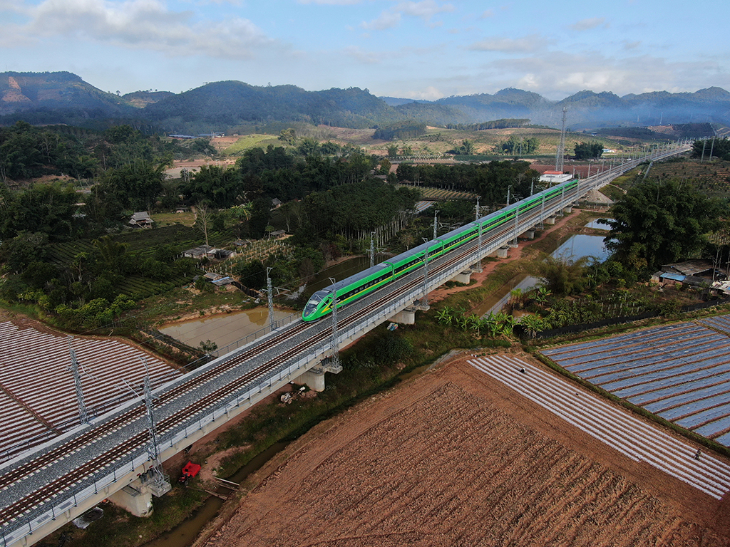 1月3日，列車行駛在位於雲南西雙版納傣族自治州景洪市境內的中老鐵路上（無人機照片）。新華社發（李雲生攝）