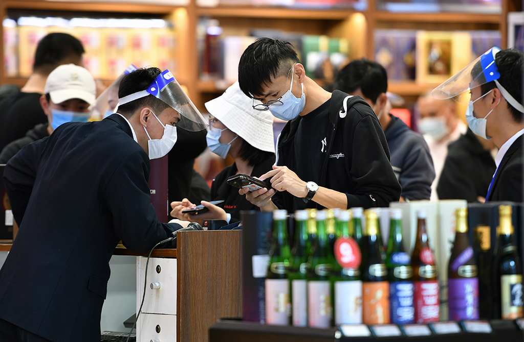 1月3日，顾客在海口日月广场免税店的洋酒区结账。新华社记者 郭程 摄
