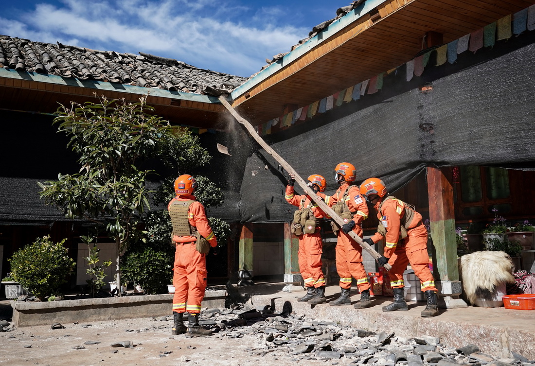 1月3日，森林消防队员在永宁镇温泉村受灾群众家中排险。