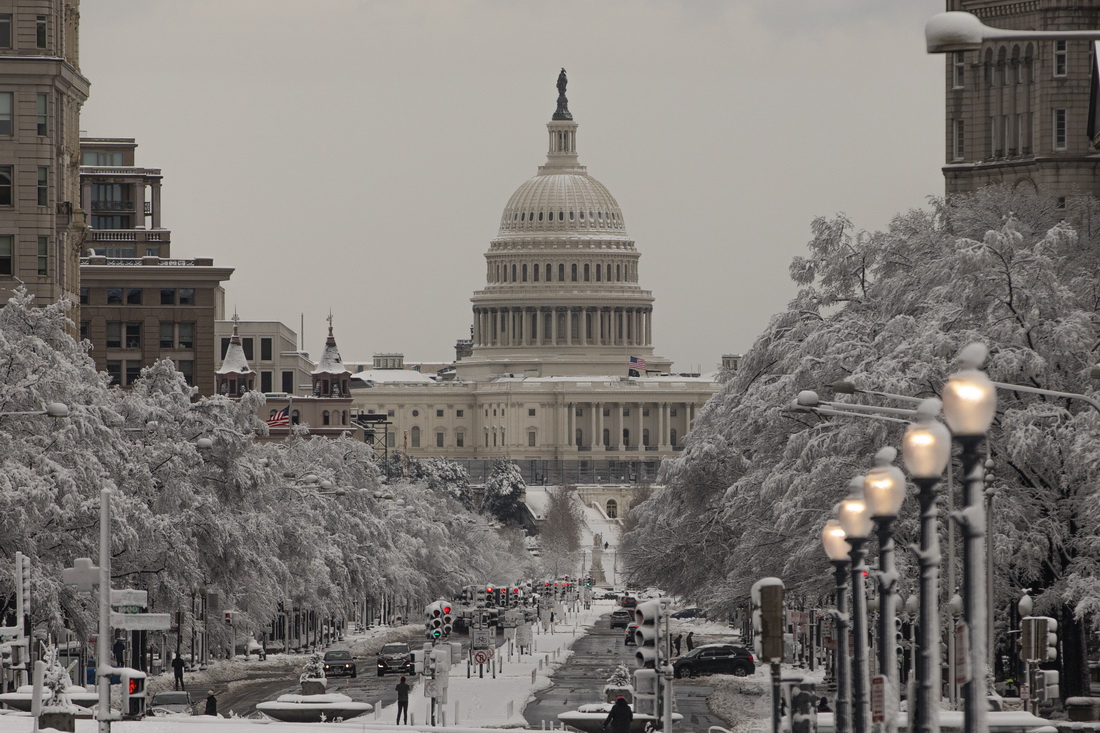 这是1月3日在美国首都华盛顿拍摄的雪后的国会大厦。