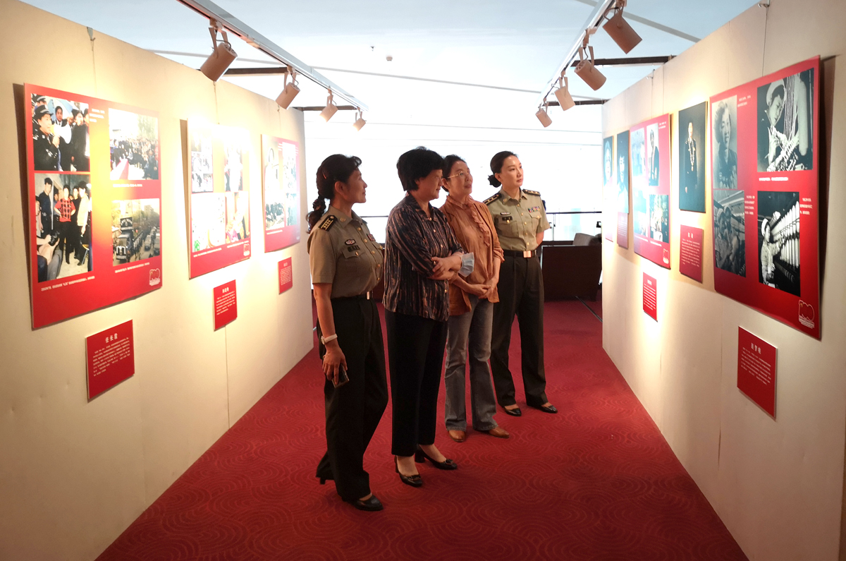 7月18日至28日，由中國女攝影家協會、中國婦女活動中心主辦的“偉大時代中的‘她’力量——巾幗風採攝影展”在中國婦女活動中心展出。圖為主辦單位領導觀看展覽。劉海兵攝