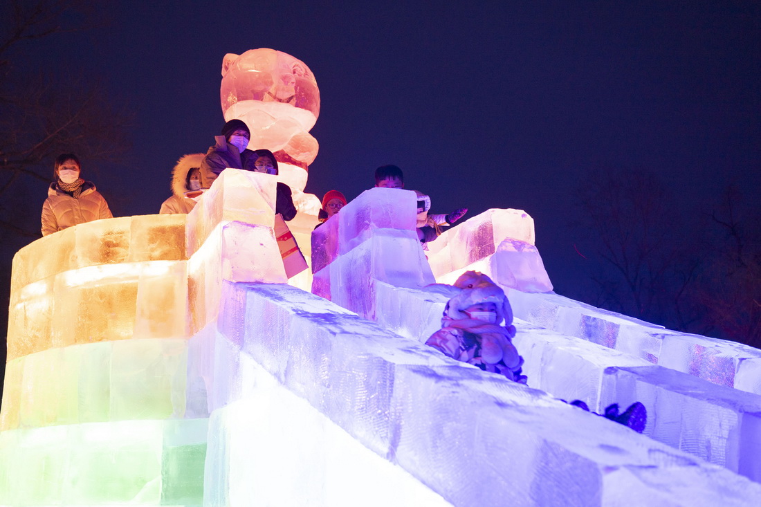 1月5日，游客在哈尔滨冰灯艺术游园会园区内观赏游玩。新华社记者 谢剑飞 摄