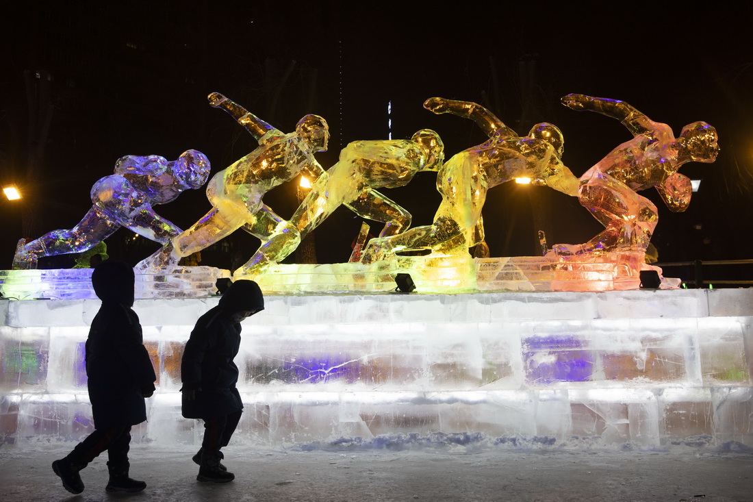 1月5日，游客在哈爾濱冰燈藝術游園會園區內觀賞游玩。新華社記者 張濤 攝