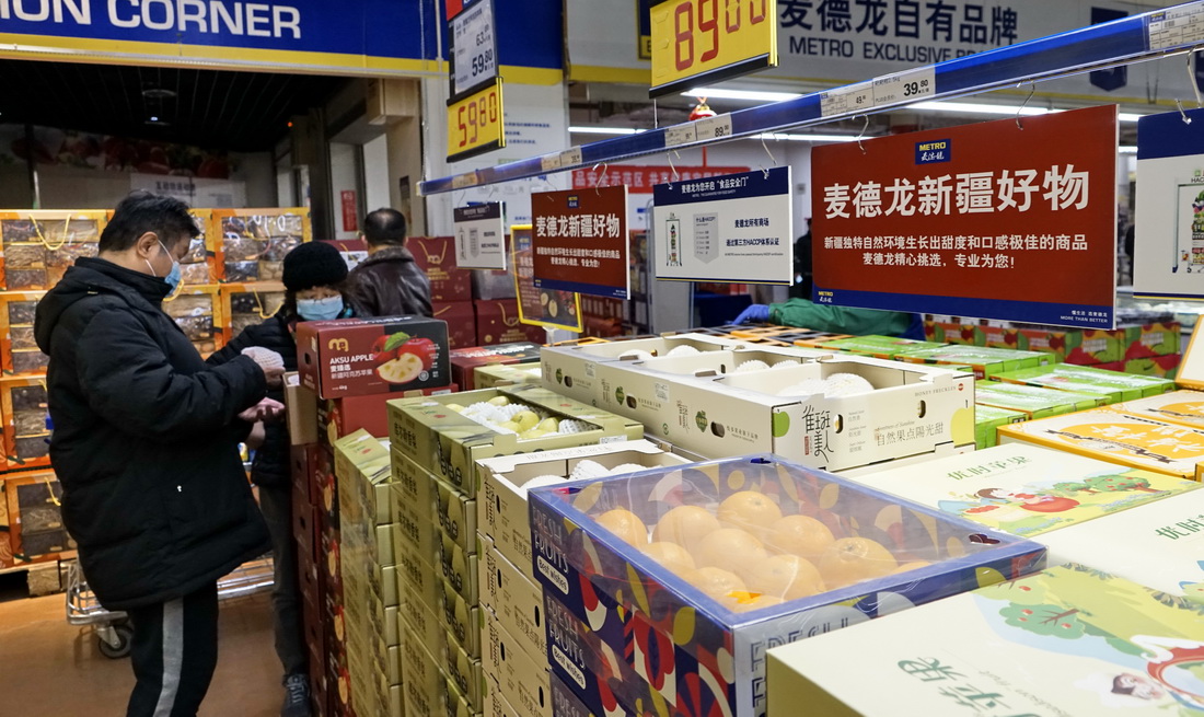 1月5日，市民在北京市海澱區一家超市的新疆優質水果專櫃選購水果。