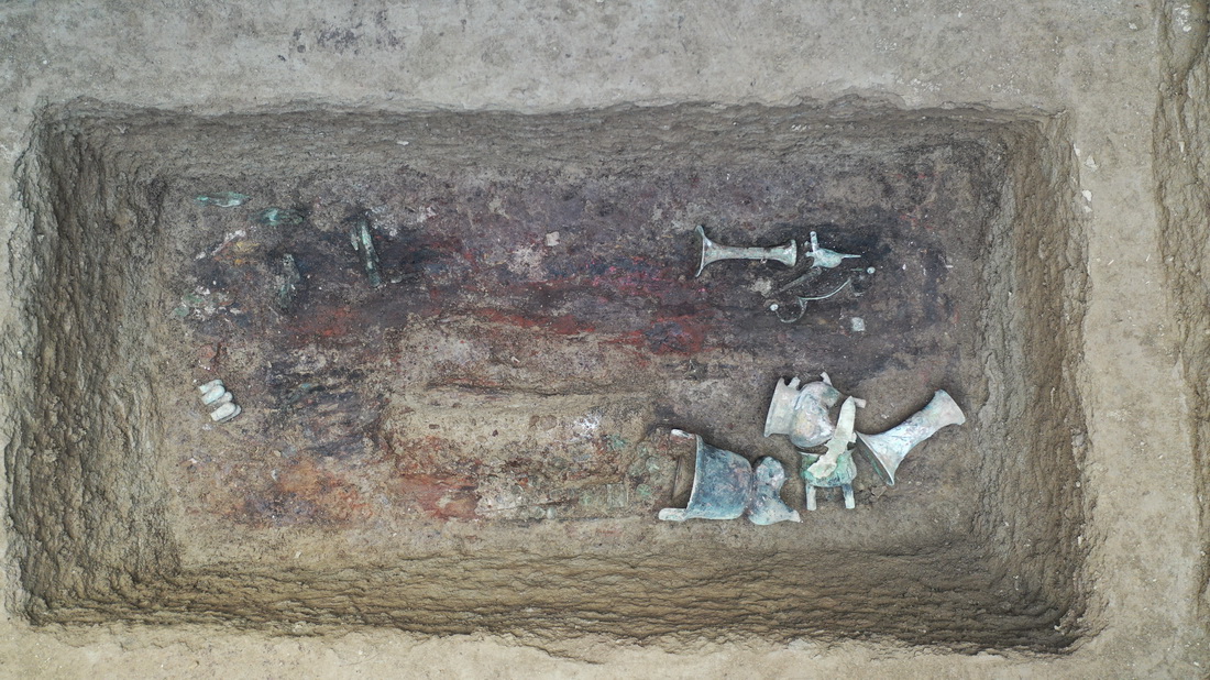 这是邵家棚遗址中的一座商代墓葬，其中出土了数量丰富的青铜器（资料照片）。新华社发（安阳市文物考古研究所供图）