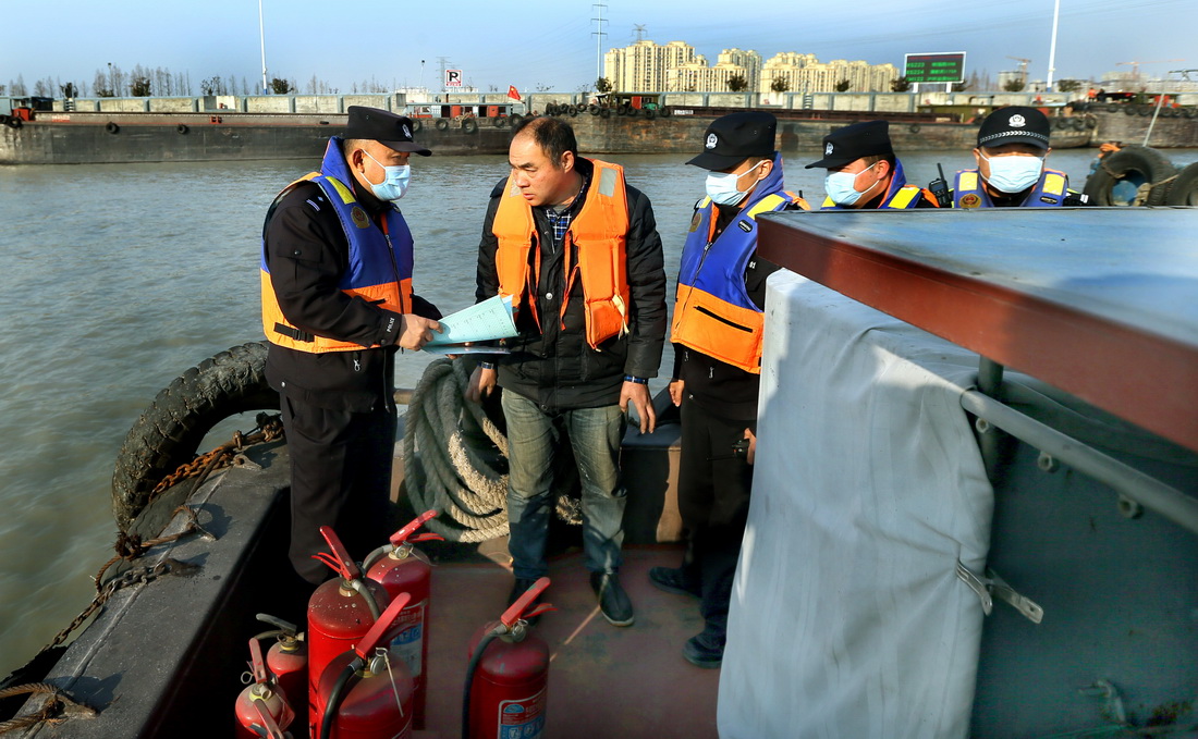 1月6日，上海市公安局闵行分局民警对行驶在大治河上的船只进行检查。