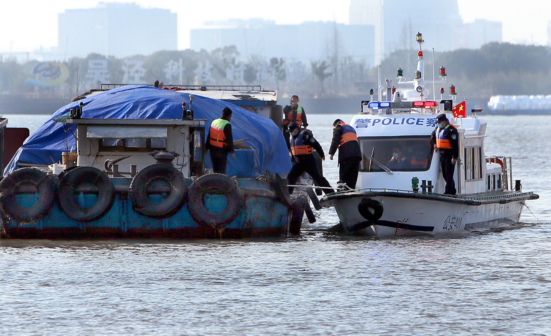 1月6日，上海市公安局闵行分局民警对行驶在大治河上的船只登船检查。