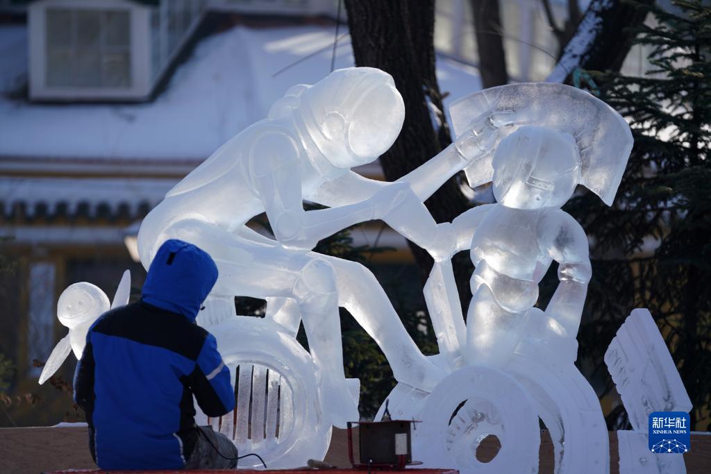 1月8日，参赛冰雕师在进行作品《科技引领未来》的创作。该作品最终获得银奖。