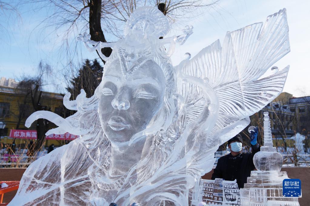1月8日，参赛冰雕师在进行作品《翎羽思乡》的创作，该作品最终获得金奖。