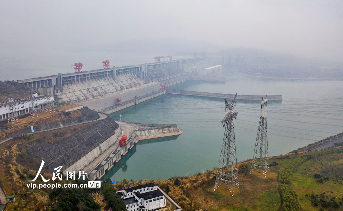 1月8日拍摄的长江三峡右岸电站外送输电线路和三峡大坝。
