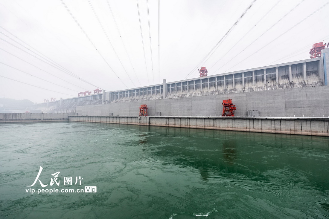 1月8日拍摄的长江三峡左岸电站外送输电线路和三峡大坝。