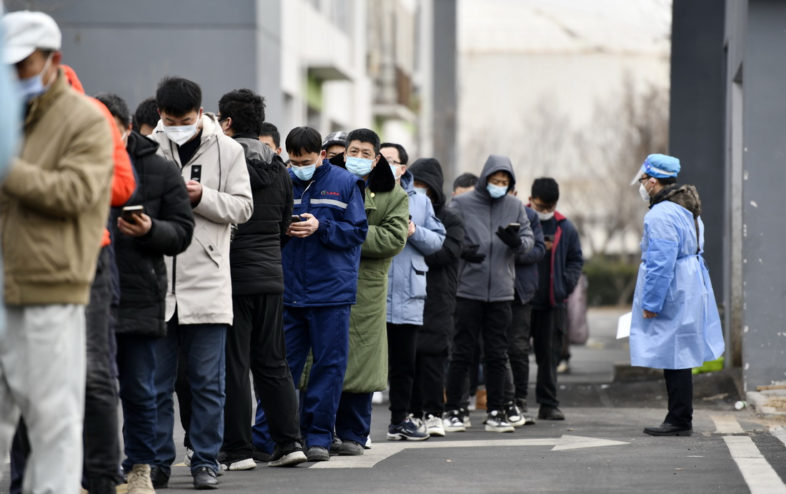 1月9日，在天津濱海高新區的一處核酸檢測點，居民排隊等待核酸檢測。新華社記者 趙子碩 攝