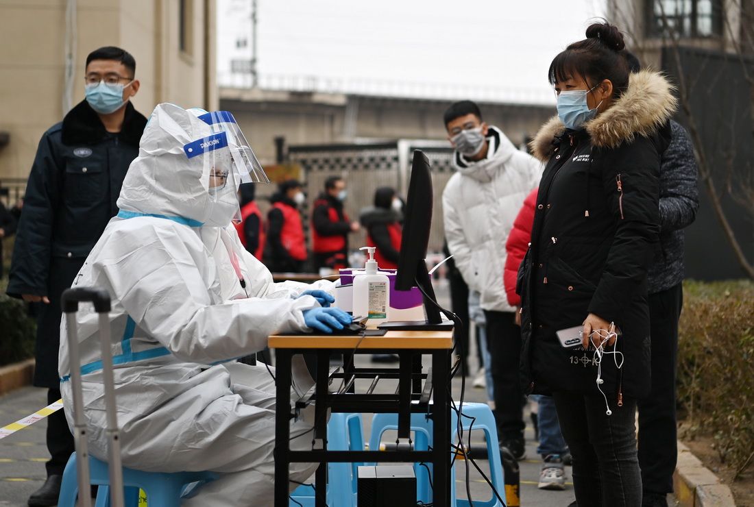 1月9日，在天津市西青區中北鎮錦曦花苑社區一處核酸檢測點，居民在排隊錄入信息。新華社記者 李然 攝